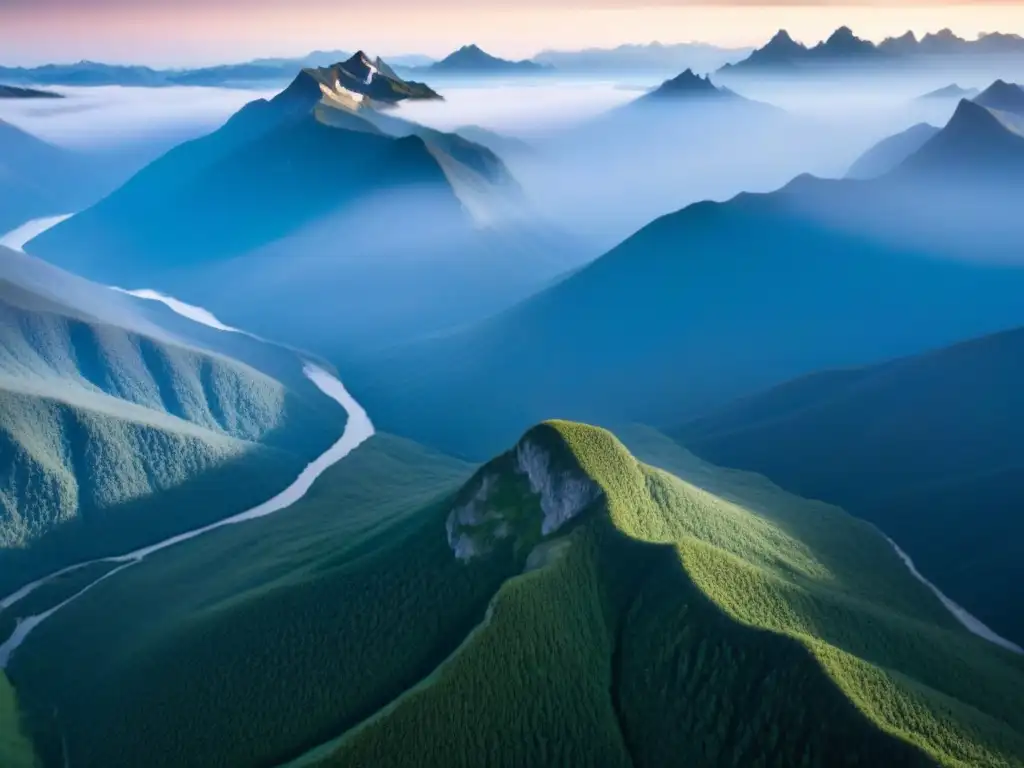 Impresionante paisaje montañoso, resalta la diversidad de ecosistemas y la urgencia de políticas conservación